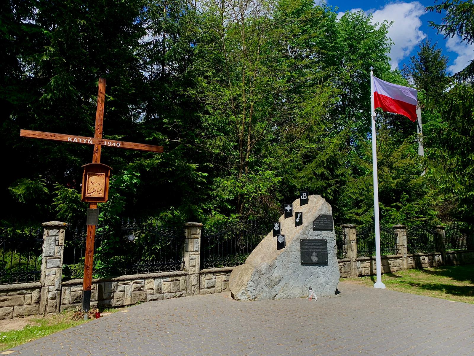 Maszt z flagą Polski w Miejscu Pamięci w Gminie Bystra-Sidzina